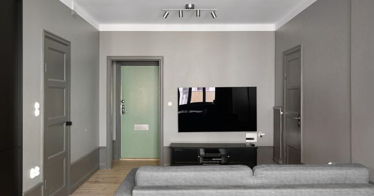 Smart TV compatibles Atlas Pro : un téléviseur au mur d'un salon