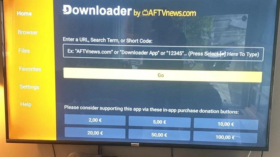Atlas Pro sur Fire TV Stick : l'application Downloader ouverte sur la TV, avec le champ où saisir le code