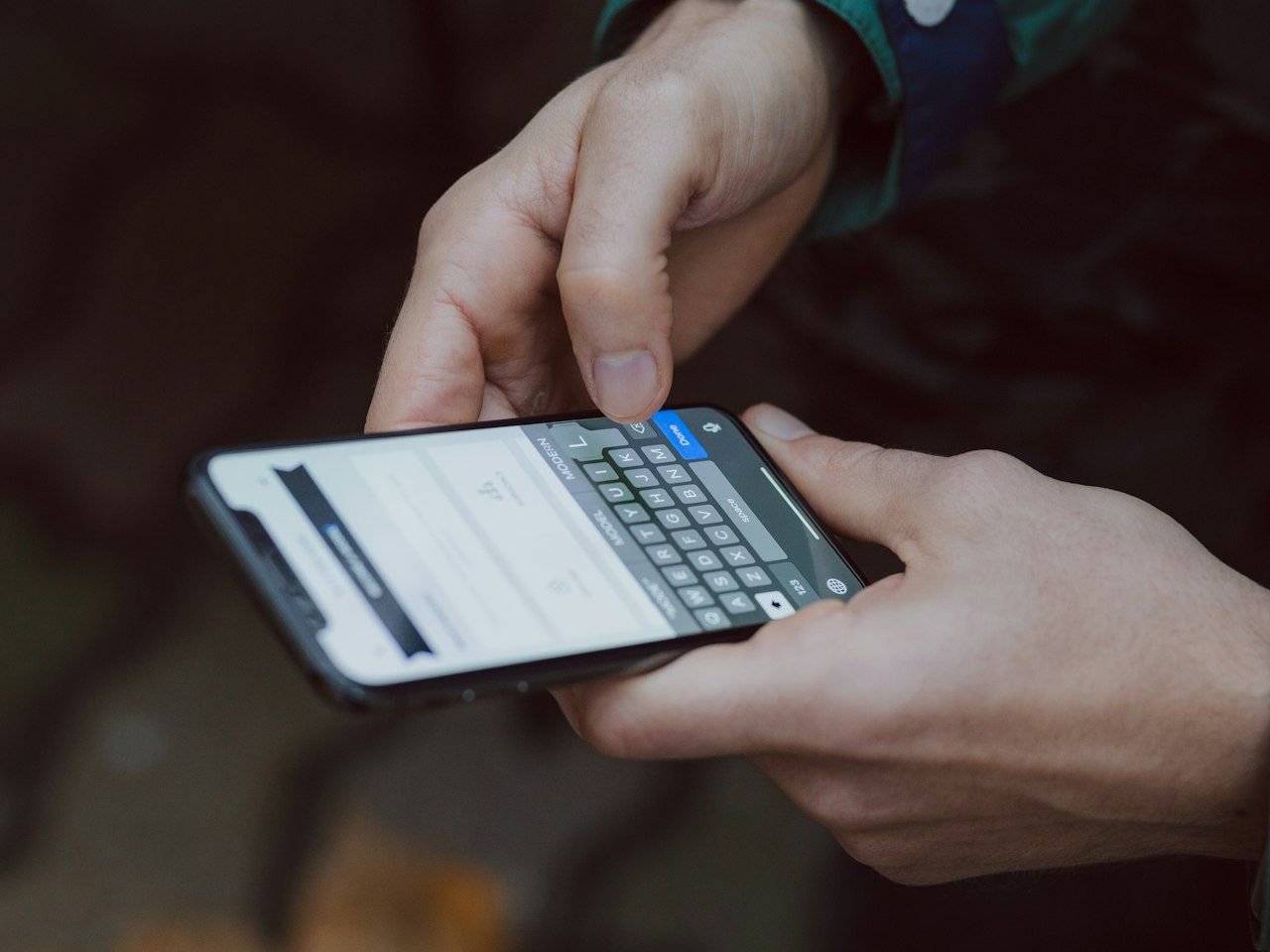 Illustration : mains tapant un message sur un smartphone